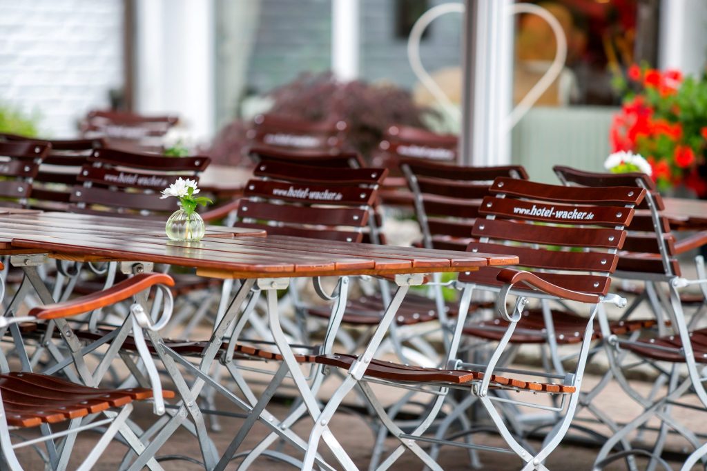 terrassenbestuhlung-mit-logo-scaled