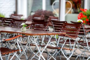 terrassenbestuhlung-mit-logo-scaled