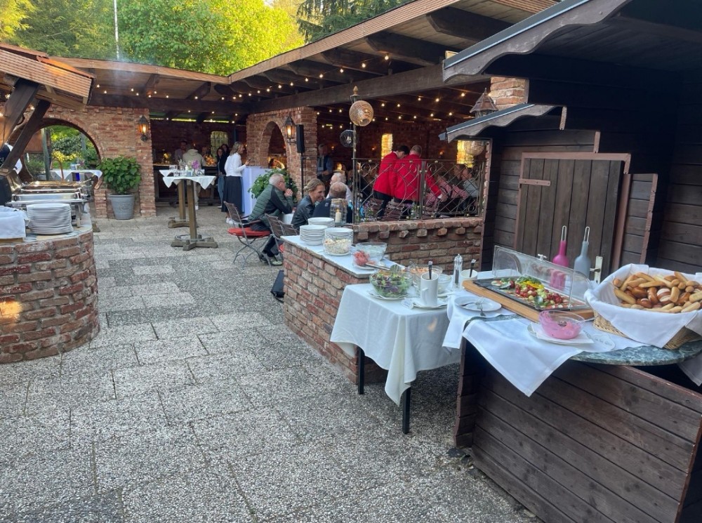 Romantischer Burggarten des Hotel Wacker – Outdoor-Hochzeit im Sauerland