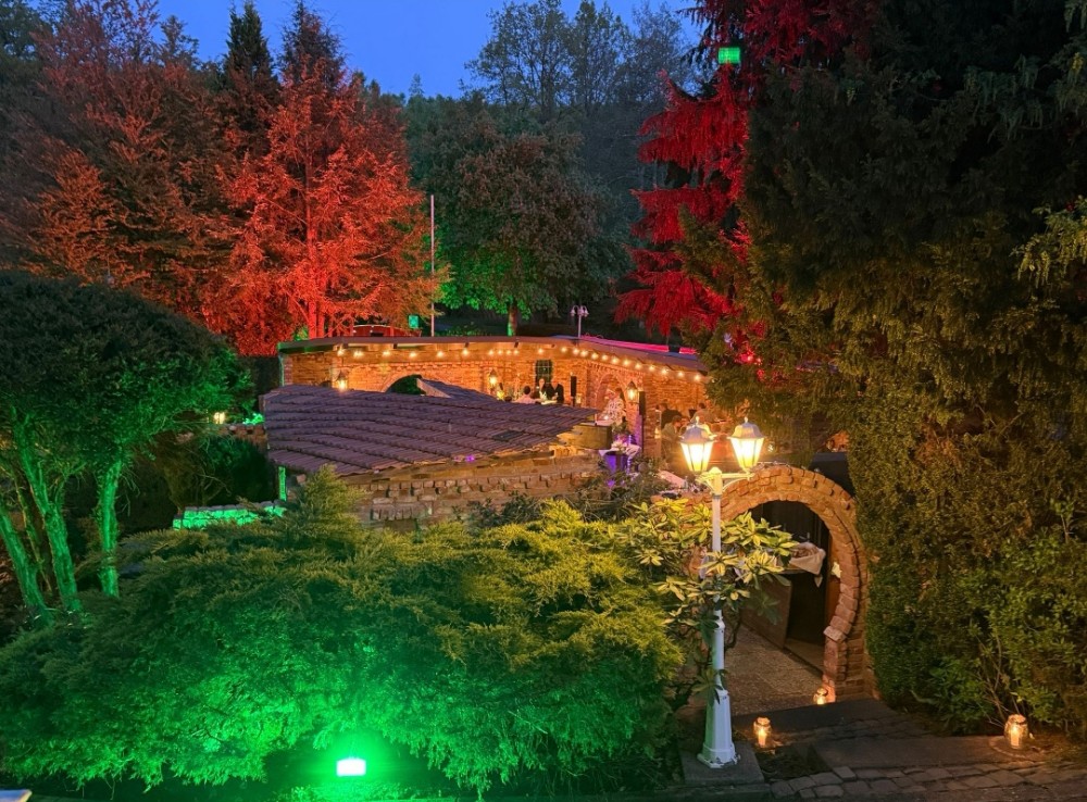 Brautpaar im Burggarten des Hotel Wacker – romantische Außenaufnahme