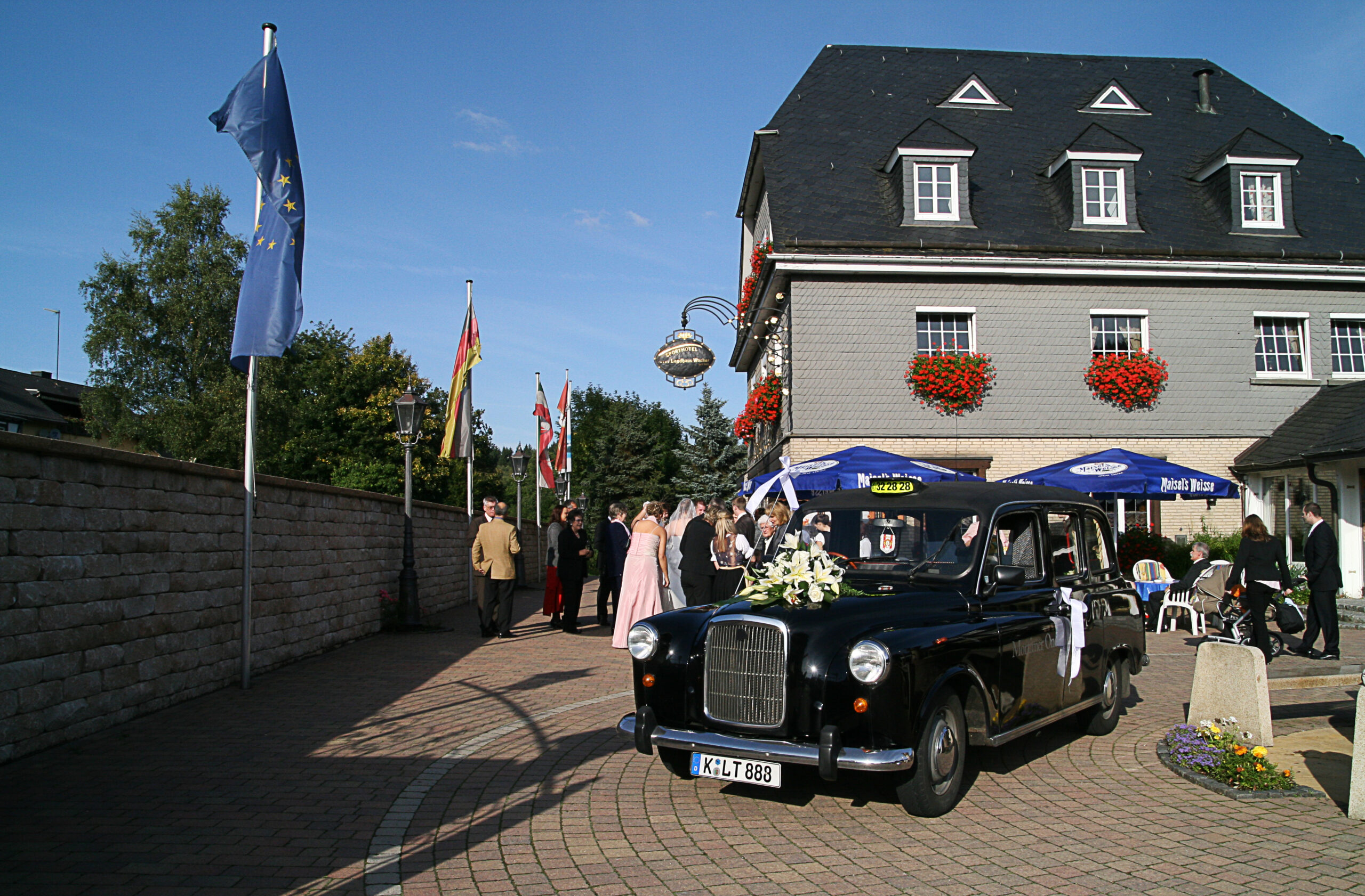 Hochzeits-Oldtimer vor dem Hotel Wacker – stilvoller Abgang für das Brautpaar